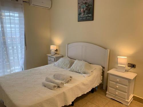 A bed or beds in a room at CASA TORRECILLA LINDA Adosado 2 Dormitorios a 50 metros de la Playa Torrecilla Nerja