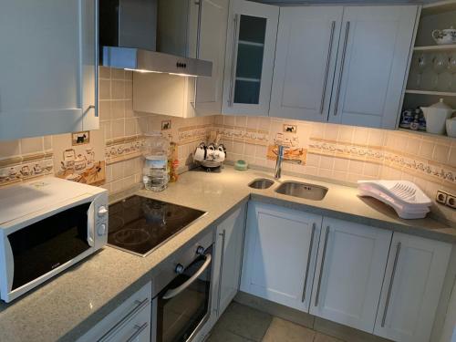 A kitchen or kitchenette at CASA TORRECILLA LINDA Adosado 2 Dormitorios a 50 metros de la Playa Torrecilla Nerja