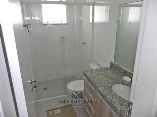 y baño con ducha y lavamanos. en 1028 - Bombinhas para aluguel de temporada - Residencial Areia Branca 201, en Bombinhas
