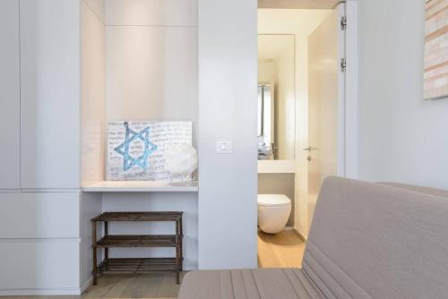 Afbeelding uit fotogalerij van Italian design apartment in Rotchild /habima in Tel Aviv