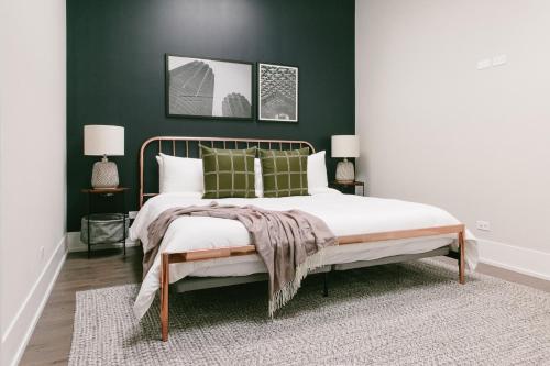 um quarto com uma cama grande e paredes verdes em Sonder Greektown em Chicago