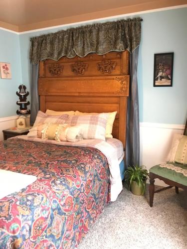 เตียงในห้องที่ Historic Windsor