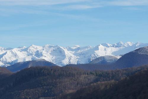 Ein allgemeiner Bergblick oder ein Berglick von des Ferienhauses aus