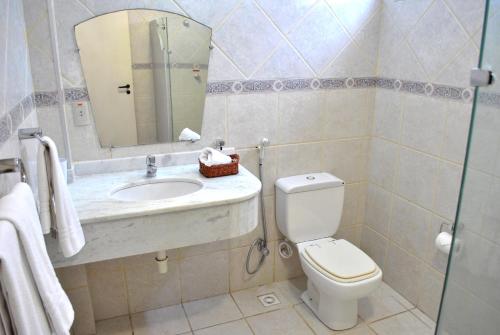 
A bathroom at Hotel Areia de Ouro
