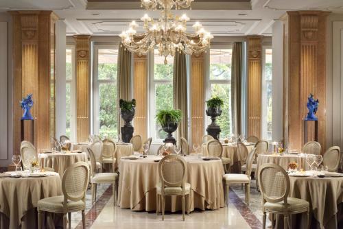 Un restaurante u otro lugar para comer en Villa Cortine Palace Relais Chateaux