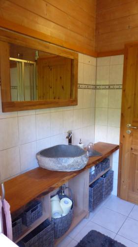 a bathroom with a sink and a mirror at Blockhuus Thüle in Garrel