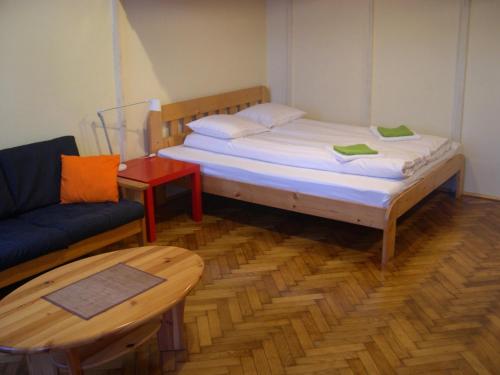 ブダペストにある4 YOU シティセンター アパートメンツのベッド、ソファ、テーブルが備わる客室です。