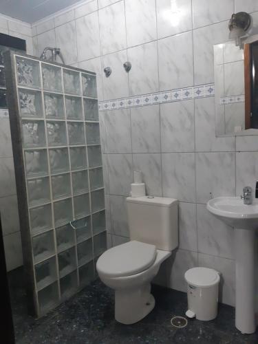a bathroom with a toilet and a sink at Cumbipar King Hotel in Guarulhos