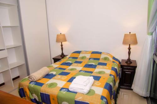 a bedroom with a bed with towels on it at Lujoso condominio con lavadora y secadora, S. José in San José