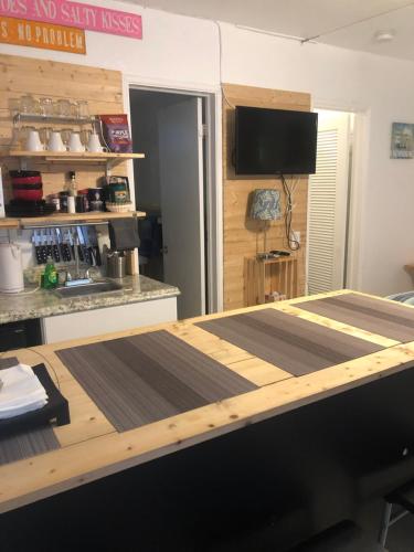 Dapur atau dapur kecil di Hollywood Beachfront House