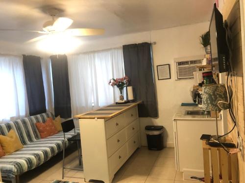 Ruang duduk di Hollywood Beachfront House