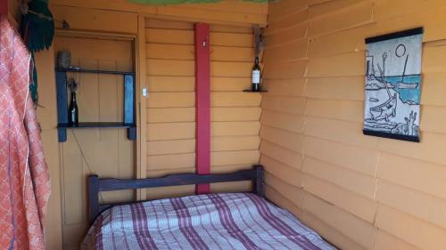 a small room with a bed in a house at cabopolonioalojamiento in Cabo Polonio