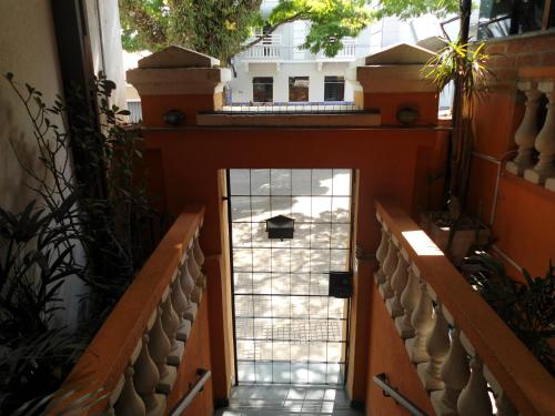 a hallway with a door in a building with plants at Pousada Danza - Centro in Poços de Caldas