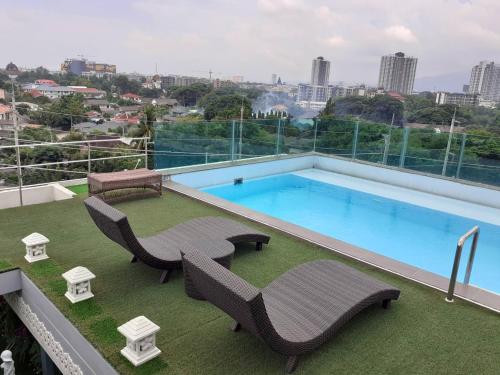 uma piscina no telhado de um edifício em The Greenery central suite & hotel em Chiang Mai