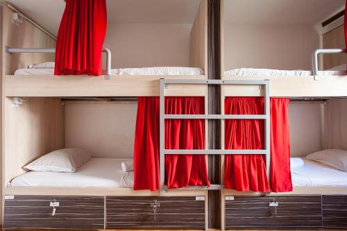 Cama o camas de una habitación en Urban Hostel & Apartments