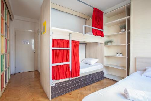 Двуетажно легло или двуетажни легла в стая в Urban Hostel & Apartments