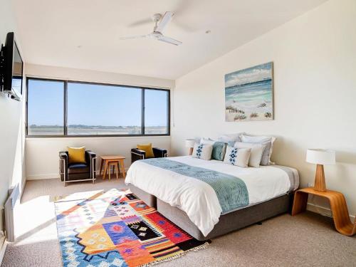 1 dormitorio con 1 cama y vistas al océano en Aqua Mist Penthouse en Port Fairy