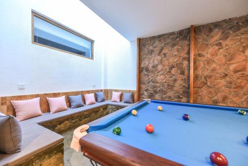 a pool table in a room with a couch at Shang Shan ruo shui 大理上山若水客栈 in Dali
