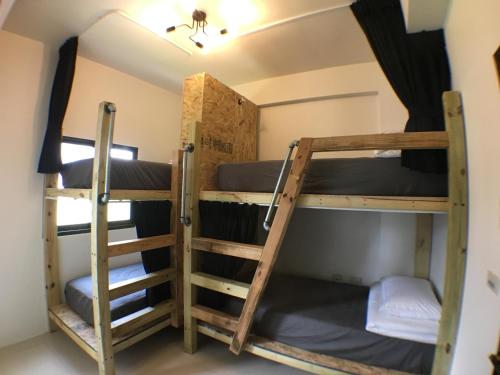 頭城鎮にあるWave backpackersのホステル内の二段ベッド付きの部屋