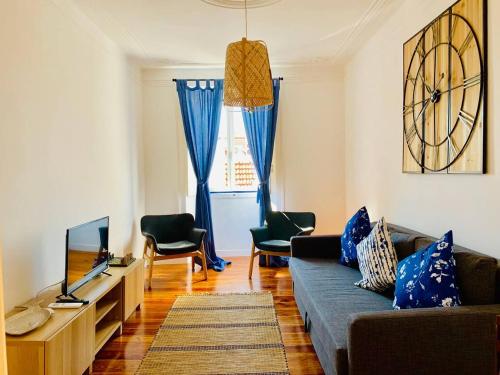 un soggiorno con divano e TV di Best Apartment in Paços de Arcos a Paço de Arcos