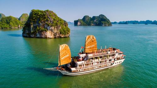Gallery image of Victory Cruise in Ha Long