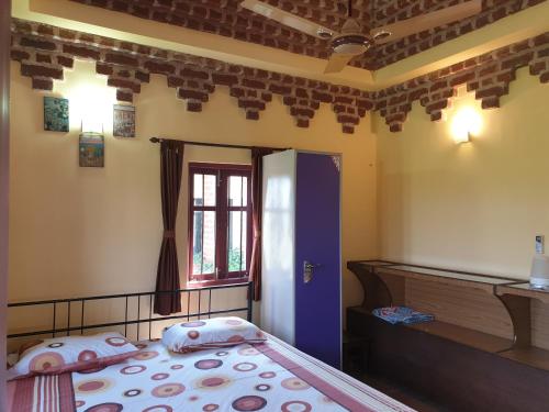 Ένα ή περισσότερα κρεβάτια σε δωμάτιο στο Shantiniketan Bungalow
