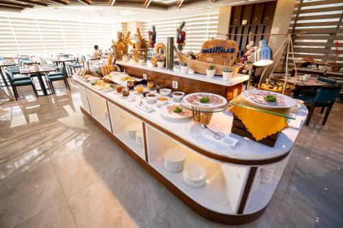 een buffet in een restaurant met gerechten bij Maximilan Danang Beach Hotel in Da Nang