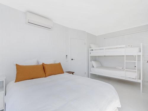 Una cama o camas en una habitación de 10 Ocean Drive