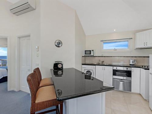 Una cocina con encimera en una habitación. en A Top Deck, en Port Fairy
