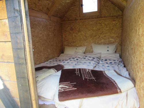 מיטה או מיטות בחדר ב-Mini-Camp SKELICA