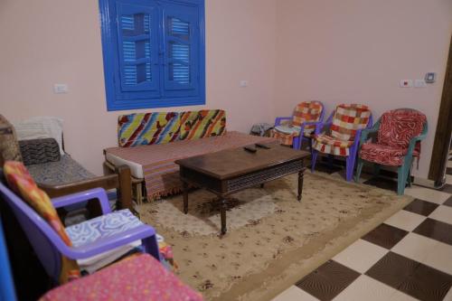 a living room with chairs and a coffee table at Tunis Village Chalet in Fayoum Center