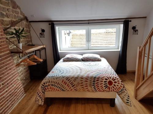 - une chambre avec un lit en face d'une fenêtre dans l'établissement Atypical Flat, à Charleville-Mézières
