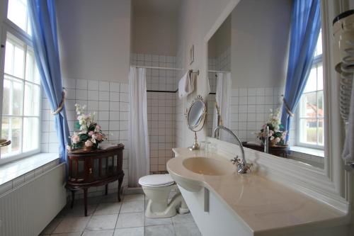 Kylpyhuone majoituspaikassa Hvedholm Slotshotel
