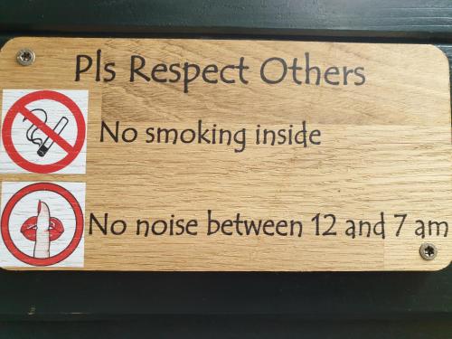 a sign that says ps respect others no smoking inside at Hostel Kersenhof in Uden
