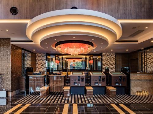 a lobby of a resort with a large ceiling at APA Hotel Yamanote Otsuka Ekimae Tower in Tokyo
