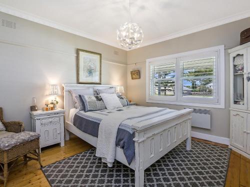 1 dormitorio con cama blanca y ventana en Gipps Getaway, en Port Fairy