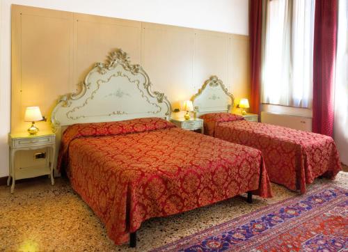 een hotelkamer met 2 bedden en 2 lampen bij Guesthouse Ca' San Marcuola 1 in Venetië