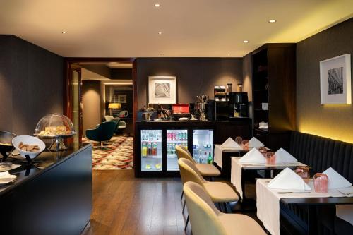 Χώρος καθιστικού στο Crowne Plaza Bucharest by IHG
