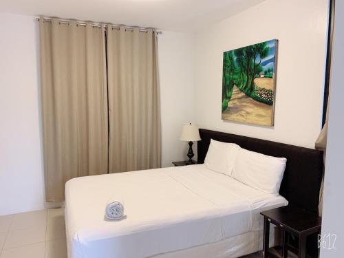 Postel nebo postele na pokoji v ubytování Tumon Bel-Air Serviced Residence