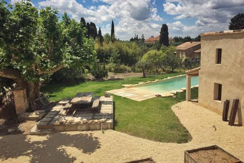 an aerial view of a backyard with a swimming pool at Mas de L Angeos in Velleron