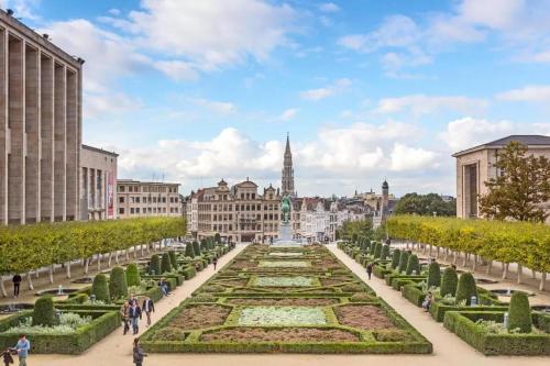 - une vue sur un jardin dans une ville avec des bâtiments dans l'établissement Super Flat Next Grand Place, à Bruxelles