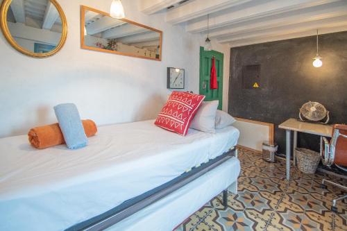 Cette chambre comprend un lit avec un miroir et une table. dans l'établissement amazing Penthouse Cadiz, à Cadix