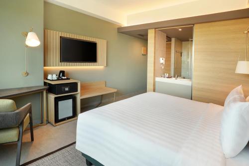 Postel nebo postele na pokoji v ubytování Mercure Makassar Nexa Pettarani