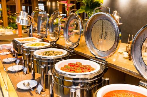 Una línea de buffet con muchos platos de comida en Akara Hotel, en Bangkok