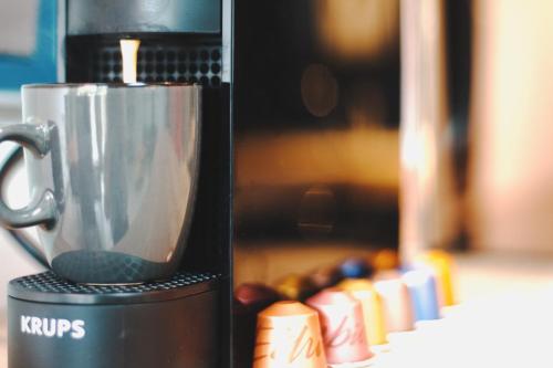 a blender sitting on top of a counter at Maison jardin pétanque, MEETT, Airbus, aéroport, golf in Beauzelle