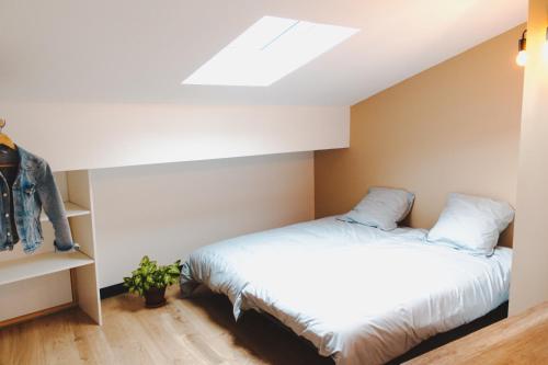 a bedroom with a bed and a skylight at Maison jardin pétanque, MEETT, Airbus, aéroport, golf in Beauzelle