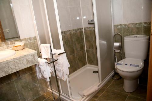 een badkamer met een douche, een toilet en een wastafel bij Jausoro in Arechavaleta