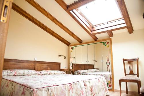 AretxabaletaにあるJausoroのベッドルーム(大型ベッド1台、天窓付)