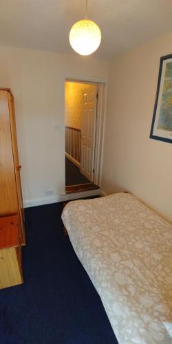מיטה או מיטות בחדר ב-Victoria Road, comfortable 3 bedroom houses with fast Wi-Fi