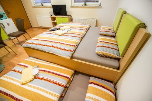 Tempat tidur dalam kamar di Lux Living Apartments BUDIČ near Terme Čatež